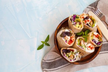 tavuk taze sebze salata börek ile tamamladı.