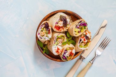 tavuk taze sebze salata börek ile tamamladı.