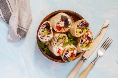 tavuk taze sebze salata börek ile tamamladı.