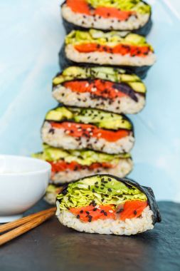 Sağlıklı Japon onigirazu