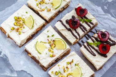 Ham Antep fıstığı, Hindistan cevizi, kireç ve çikolata kiraz cheesecakes.