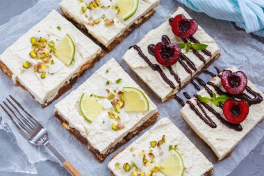 Ham Antep fıstığı, Hindistan cevizi, kireç ve çikolata kiraz cheesecakes.