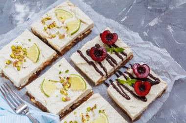 Ham Antep fıstığı, Hindistan cevizi, kireç ve çikolata kiraz cheesecakes.