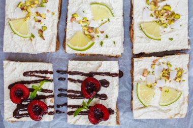 Ham Antep fıstığı, Hindistan cevizi, kireç ve çikolata kiraz cheesecakes.