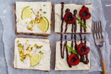 Ham Antep fıstığı, Hindistan cevizi, kireç ve çikolata kiraz cheesecakes.