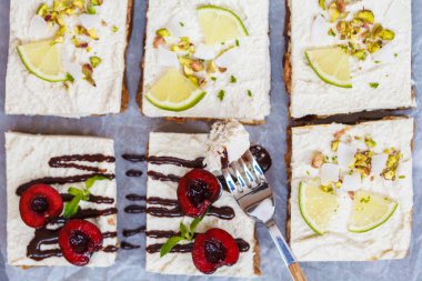 Ham Antep fıstığı, Hindistan cevizi, kireç ve çikolata kiraz cheesecakes.