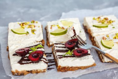 Ham Antep fıstığı, Hindistan cevizi, kireç ve çikolata kiraz cheesecakes.