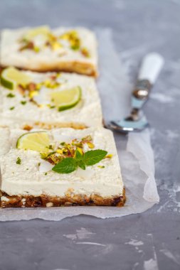 Ham Antep fıstığı, Hindistan cevizi ve kireç cheesecakes.