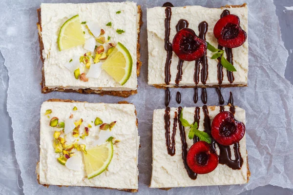 Ham Antep fıstığı, Hindistan cevizi, kireç ve çikolata kiraz cheesecakes.