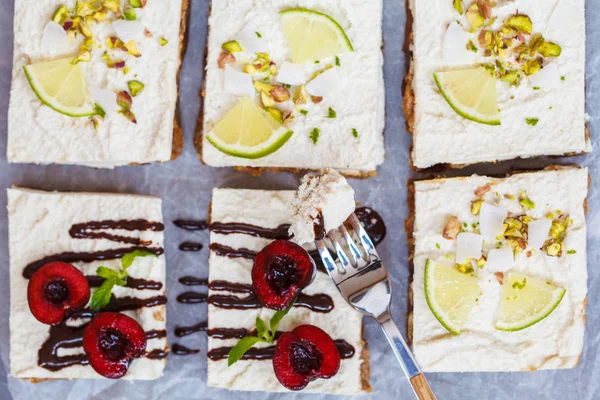 Ham Antep fıstığı, Hindistan cevizi, kireç ve çikolata kiraz cheesecakes.