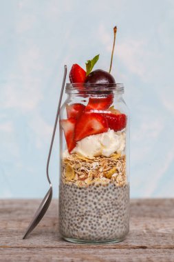 Chia pudingi çilek, kiraz ve müsli.