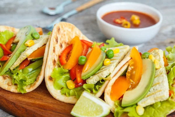 Fajitas vegetarianas com tofu e legumes — Fotografia de Stock