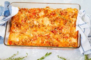 Geleneksel İtalyan lazanyası.