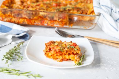 Geleneksel İtalyan lazanyası.