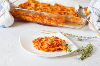 Geleneksel İtalyan lazanyası.