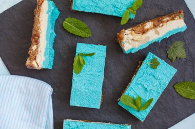 Mavi çiğ vegan cheesecake