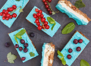 Mavi çiğ vegan cheesecake