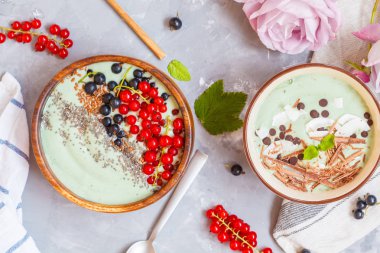 Yeşil smoothies kase çilek ve çikolata ile. 