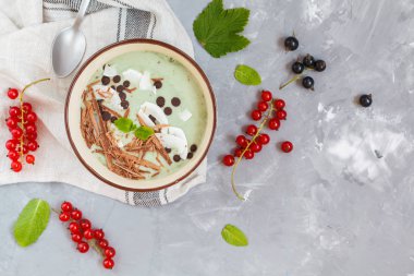 Spirulina güler yüzlü kase çikolata ve Hindistan cevizi ile.