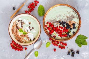 Yeşil smoothies kase çilek ve çikolata ile. 