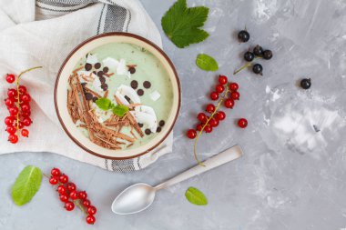 Spirulina güler yüzlü kase çikolata ve Hindistan cevizi ile.