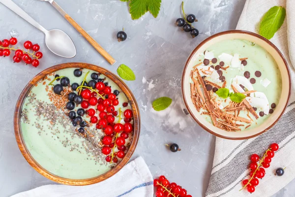 Yeşil smoothies kase çilek ve çikolata ile. 