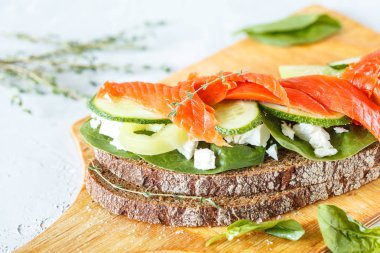 Somon füme sandviç.