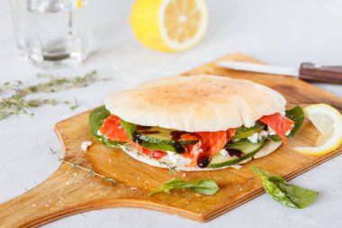 Sebze ve beyaz pide ile tuzlanmış somon.