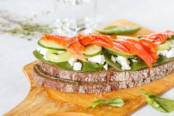 Sandwich mit Räucherlachs — Stockfoto