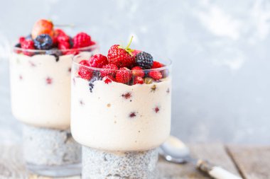 Sağlıklı chia puding smoothies ve bir bardak çilek ile.