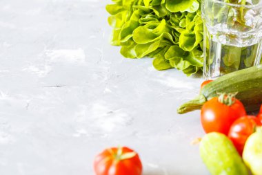 Parlak yaz salatası için malzemeler.