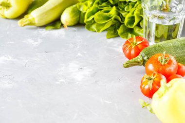 Parlak yaz salatası için malzemeler.