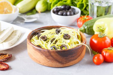 Kabak pasta zeytin ve tofu ile. 