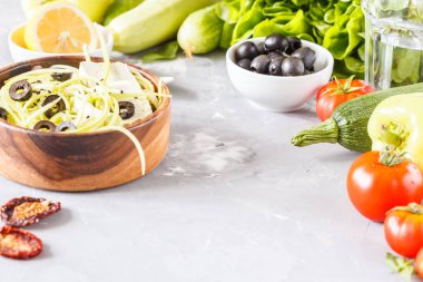 Kabak pasta zeytin ve tofu ile. 