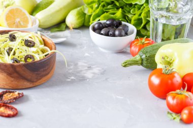 Kabak pasta zeytin ve tofu ile. 