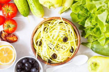 Kabak pasta zeytin ve tofu ile.