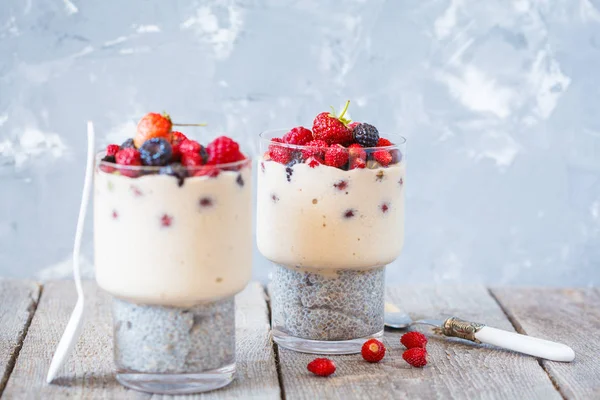 Pouding au chia sain avec smoothies et baies dans un verre . — Photo