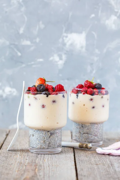 Pouding au chia sain avec smoothies et baies dans un verre . — Photo