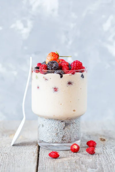 Pouding au chia sain avec smoothies et baies dans un verre . — Photo