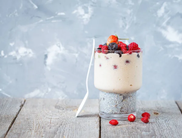 Pouding au chia sain avec smoothies et baies dans un verre . — Photo