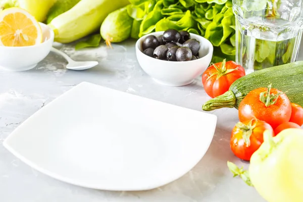 Parlak yaz salatası için malzemeler.