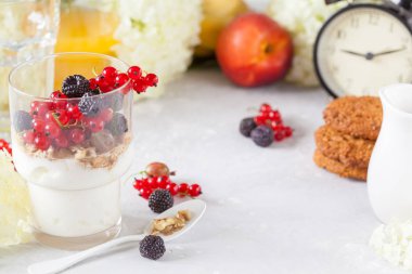 Sağlıklı hafif Kahvaltı: müsli, çilek ve yoğurt parfe