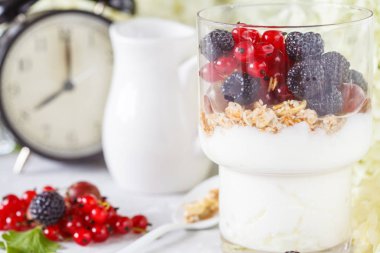 Sağlıklı hafif Kahvaltı: müsli, çilek ve yoğurt parfe