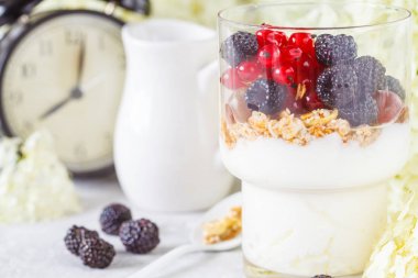 Sağlıklı hafif Kahvaltı: müsli, çilek ve yoğurt parfe