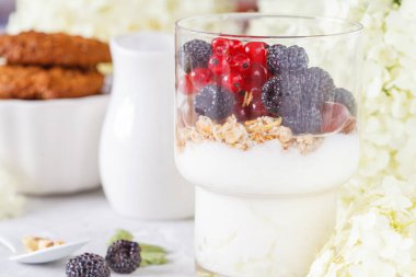 Sağlıklı hafif Kahvaltı: çilek ve yoğurt, turuncu parfe