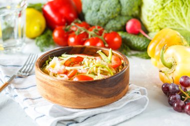 Vejetaryen makarna kabak ve karides ile.