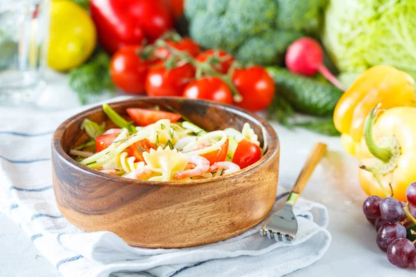 Vegetarisk pasta med zucchini och räkor. — Stockfoto