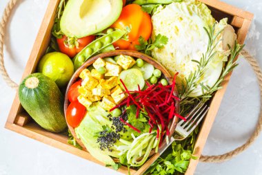 Buda kase sebze ile ahşap kutu