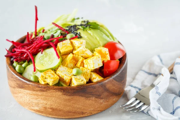 Buddha bowl met tofu, courgette pasta — Stockfoto