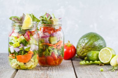 Paket servisi olan restoran sebze yeşil parlak salata kavanozlar. 